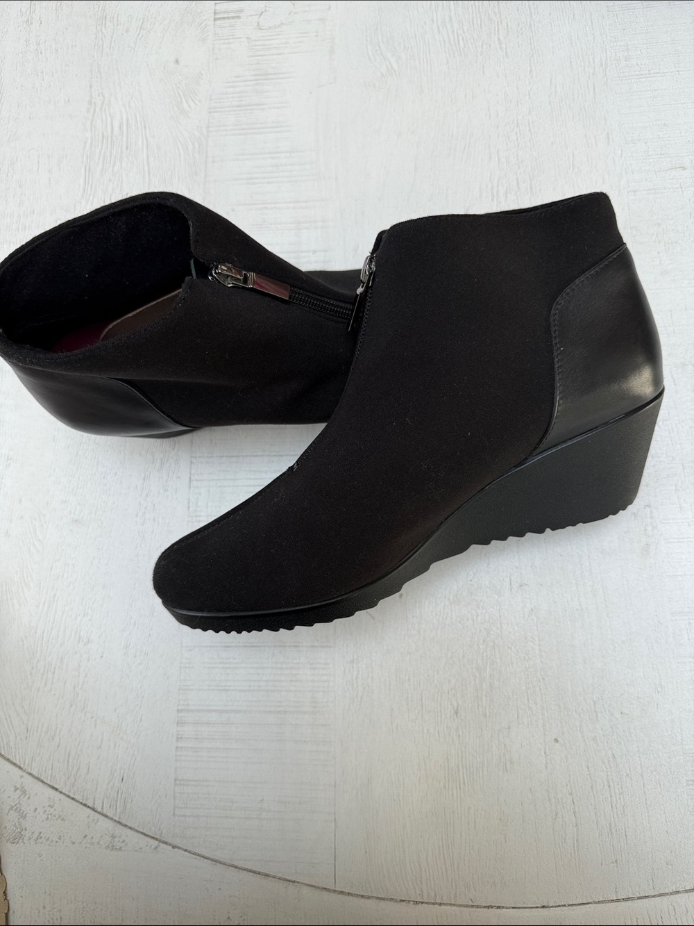 Munro Women's Black Wedge Ankle Boots - Comfortable Front Zip. Size 9W.